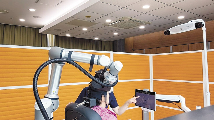 에이티앤씨가 개발한 경두개자기자극(TMS) 전자약과 디지털치료제(DTx) 병용한 치료 시스템.