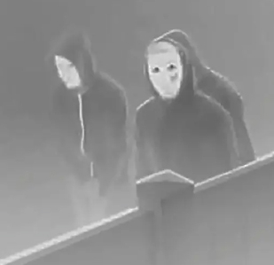 도둑맞은 아이폰을 찾으려다 엉뚱한 집에 방화한 케빈 부이(당시 16세)와 공범들이 사건 당시 얼굴 전체를 가리는 마스크를 쓰고 있는 모습. [로이터]