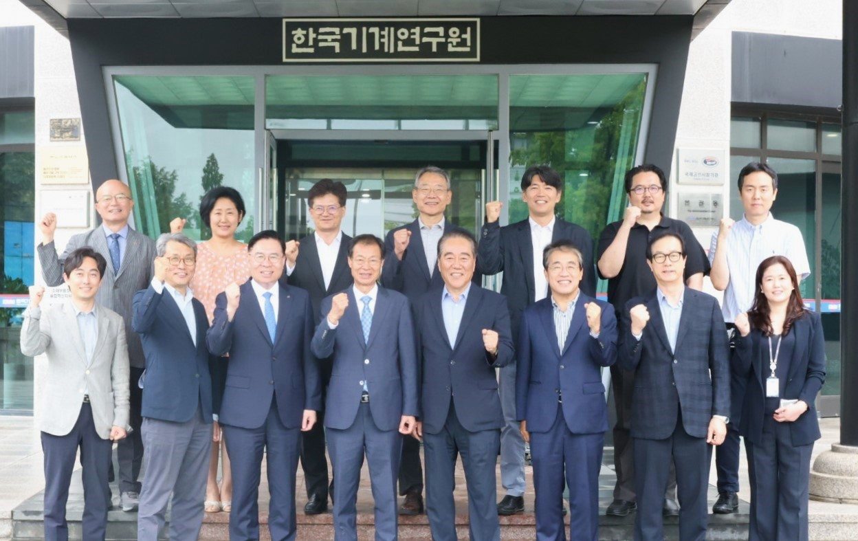 2일 한국기계연구원에서 열린 ‘2024년 제2차 UST 산학협력자문위원회’ 참석자들이 기념촬영을 하고 있다.[UST 제공]