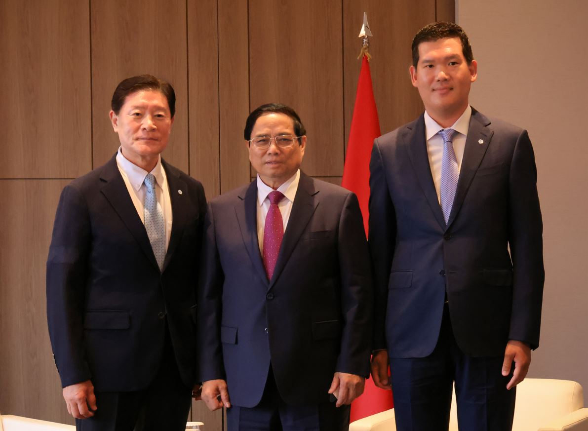 서울 소공동 롯데호텔에서 만난 팜 민 찐 베트남 총리(사진 가운데)와 GS건설 허윤홍 대표이사(오른쪽), 허명수 고문(왼쪽)이 기념촬영을 하고 있다. [GS건설 제공]