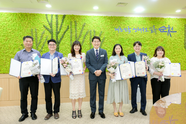 이형금 기업유치팀장(왼쪽 두번째) 등 수상자 6명이 노관규 시장(가운데)과 함께 기념 촬영하고 있다.