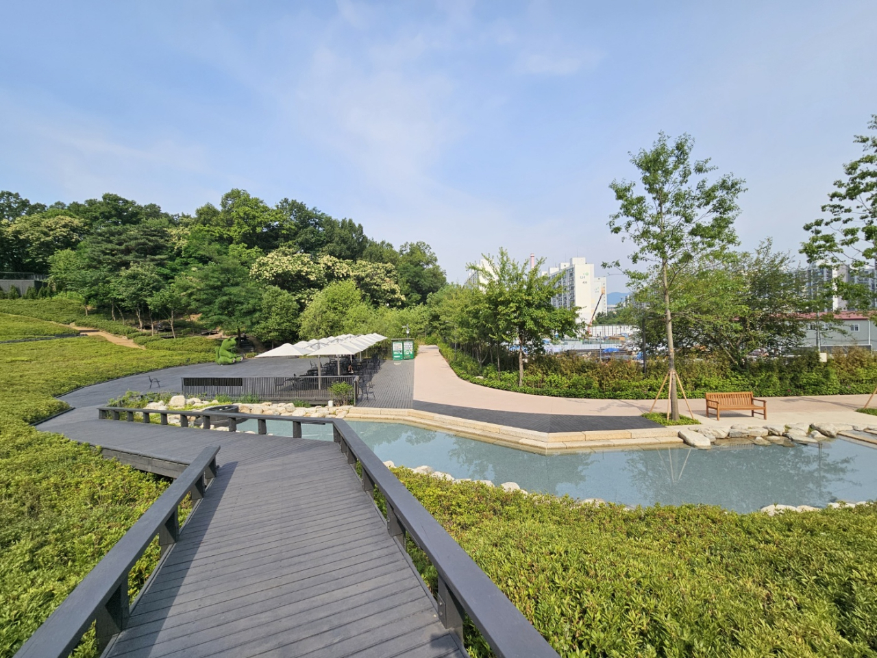 서울시는 이달부터 공공예식장을 무료로 빌려주고 결혼식 1건당 최대 100만원의 비품 운영비를 지원한다. 사진은 서울시 공공예식장 중 하나인 불암산 철쭉동산 전경.[서울시 제공]
