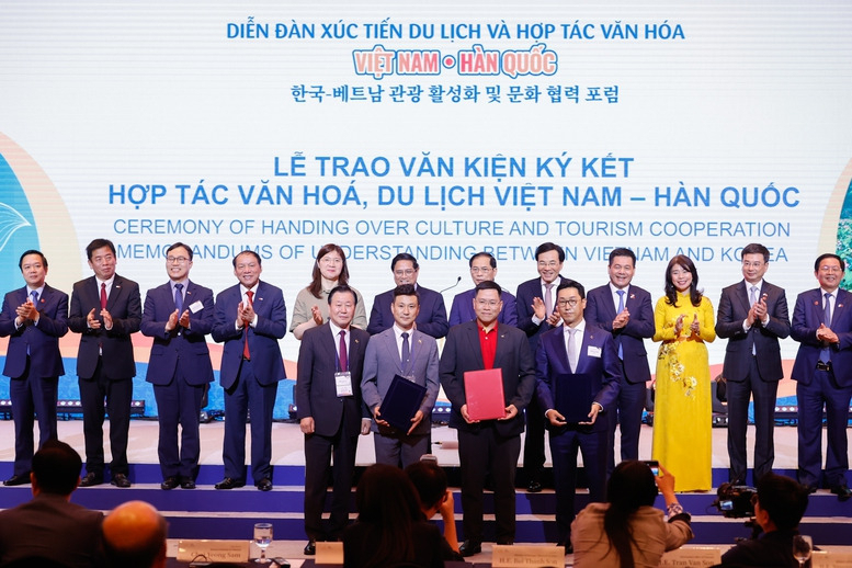 1일 서울 소공동 롯데호텔에서 열린 ‘한국-베트남 관광 활성화 및 문화 협력 포럼’에서 제니스에이엔티와 비엣젯 항공은 제주-호치민 전세기 운항 협력에 관한 업무협약(MOU)을 체결했다. (앞줄 왼쪽부터) 지유피 배건기 대표, 박진철 제니스에이엔티 대표, 응우옌 박 토안 비엣젯 항공 본부장.