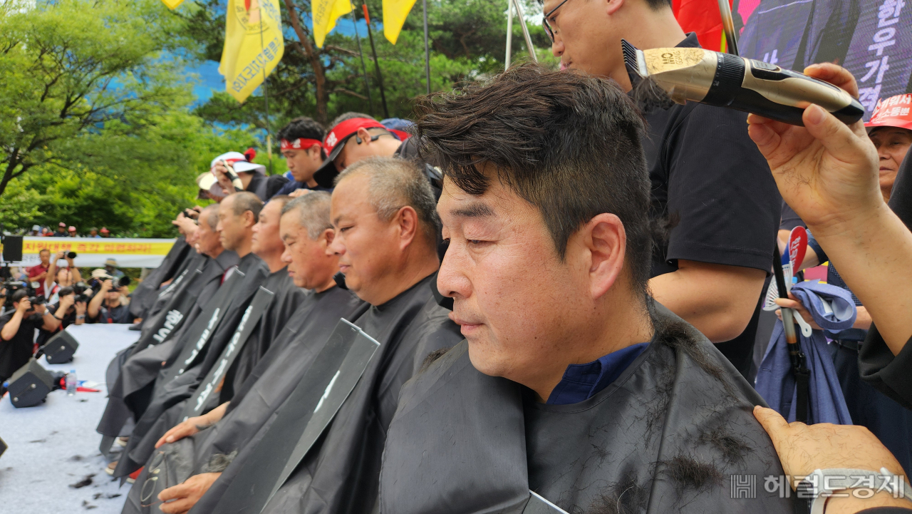 3일 오후 서울 여의도 국회의사당역 앞에서 열린 전국 한우농가 한우산업 안정화 촉구 한우 반납 투쟁에서 전국한우협회 임원들이 삭발식을 하고 있다. 정호원 수습기자