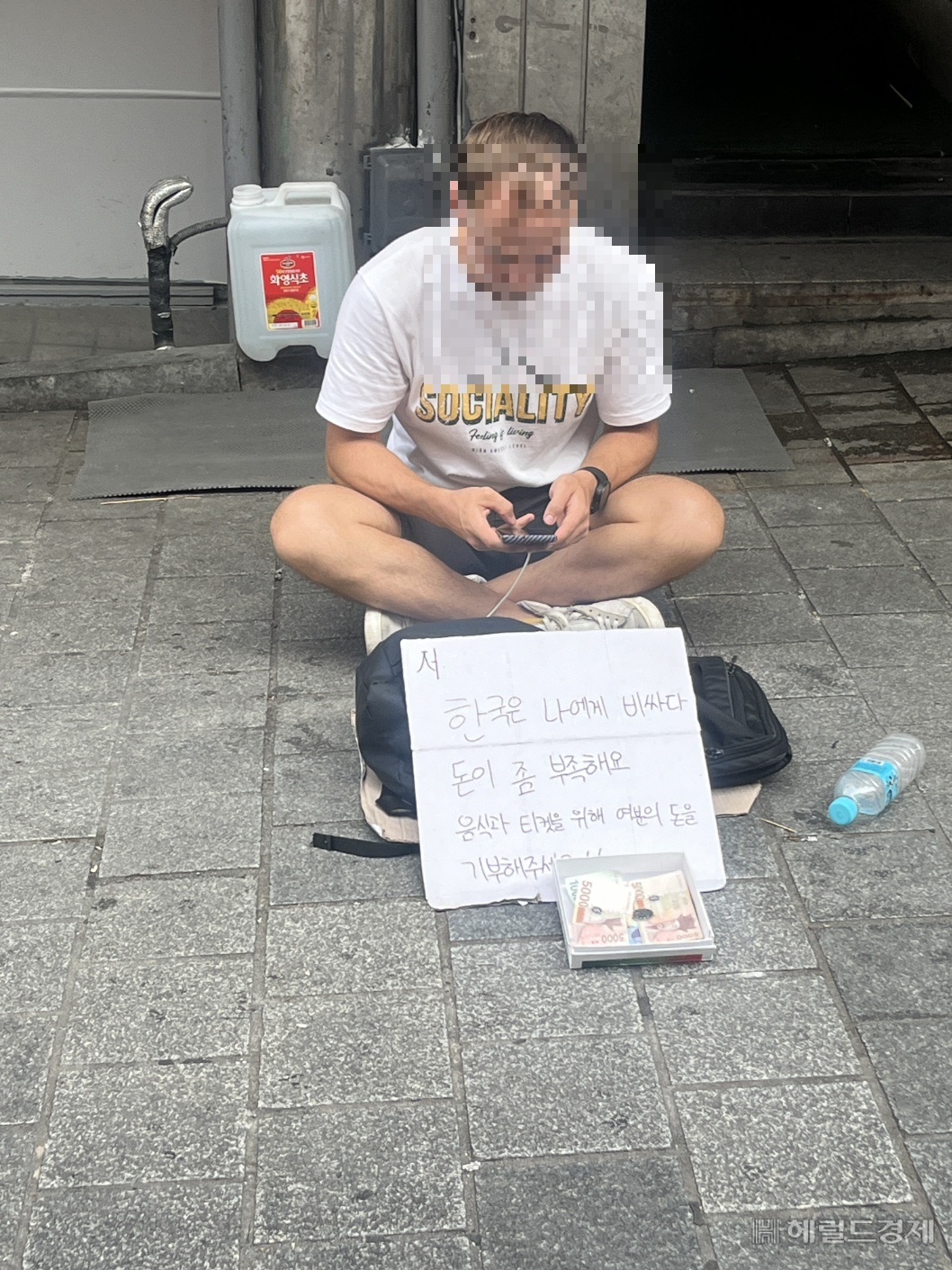 지난 1일 남대문시장 한 어귀에서 만난 러시아인 바딤(30). 베트남에서 영어강사로 일하다 비자 만료로 출국했으나 모국인 러시아 대신 한국에 임시 착륙해 구걸로 돈을 벌고 있었다. 김민지 수습기자.