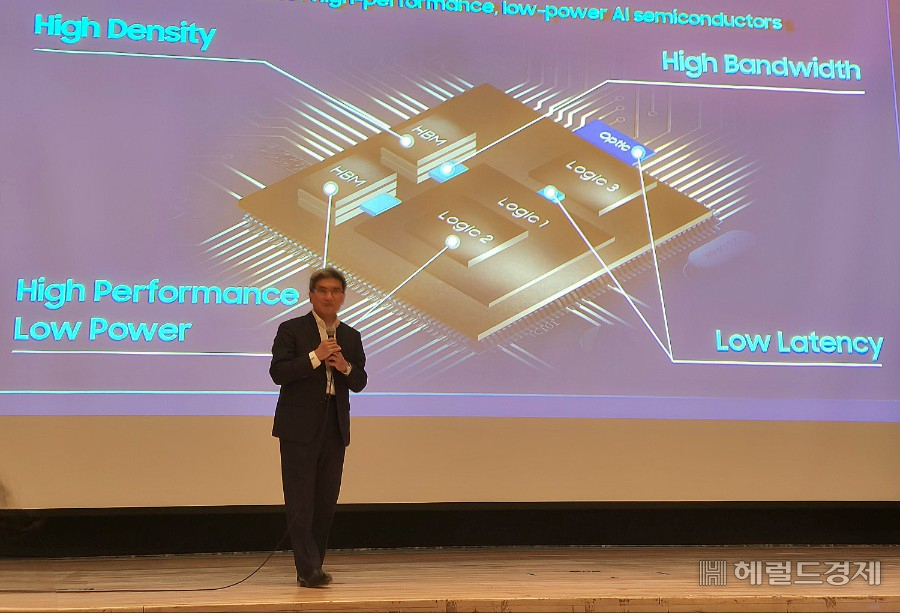 송재혁 삼성전자 디바이스솔루션(DS)부문 최고기술책임자(CTO) 사장이 3일 경기도 일산 킨텍스에서 열린 ‘나노코리아 2024’에서 기조연설을 하고 있다. 김현일 기자