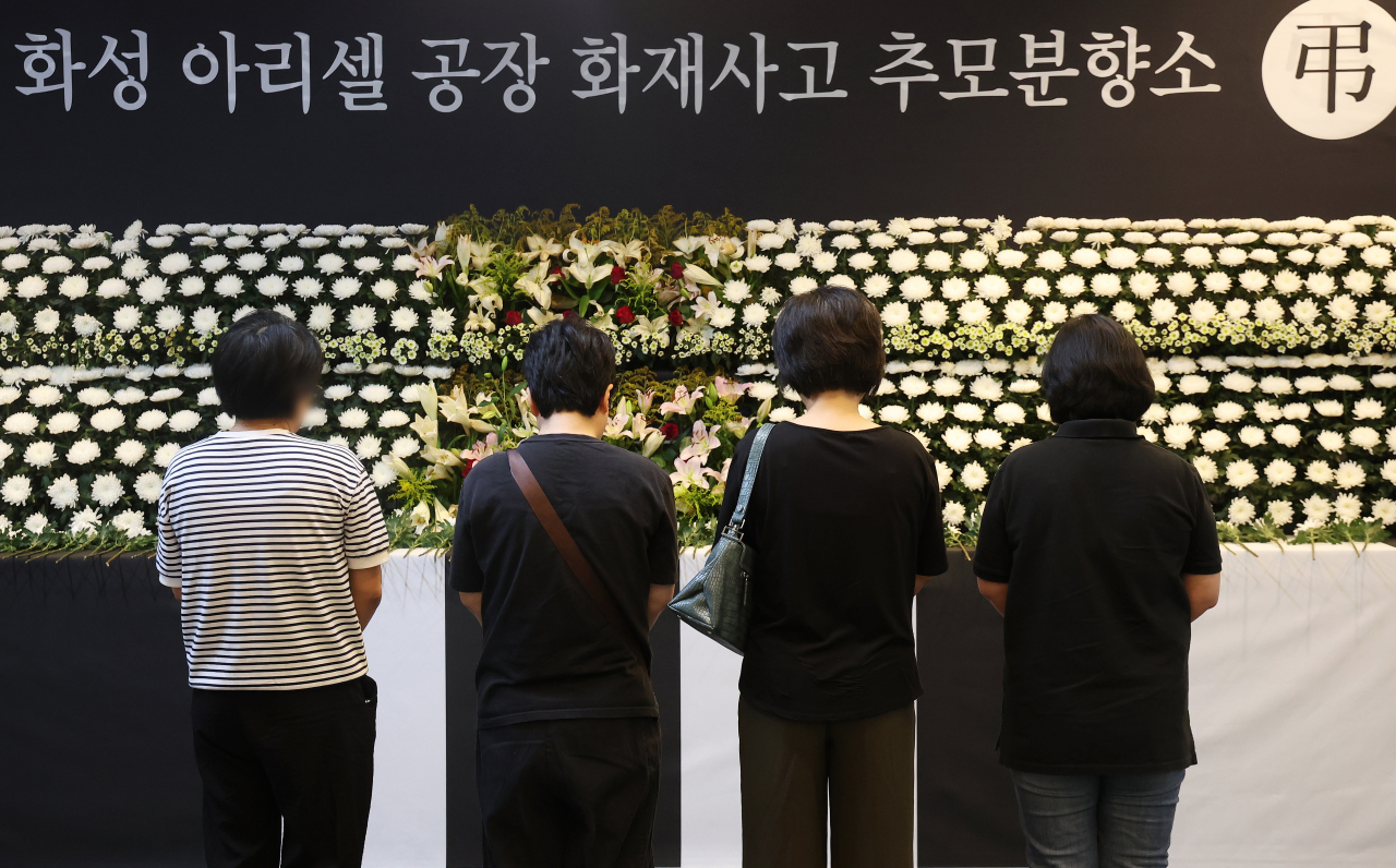 1일 경기도 화성시청에 설치된 아리셀 공장 화재 사고 추모 분향소에서 추모객들이 희생자들을 추모하고 있다. 지난달 24일 경기도 화성시 서신면 전곡리 소재 일차전지 업체인 아리셀 공장에서 화재가 발생해 31명의 사상자가 발생했다. [연합]