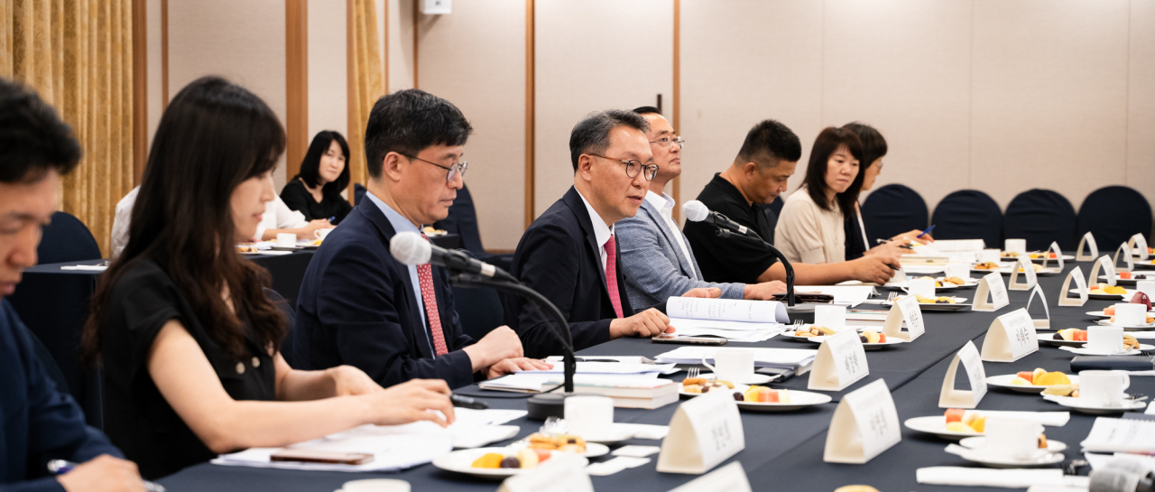 보건복지부는 3일 서울 중구 프레스센터에서 박민수 제2차관 주재로 2024년 제2차 국가건강검진위원회를 열고, 일반건강검진에 C형 간염 검사를 신규 도입하고, 골다공증 검사 대상자를 늘리는 방안 등을 논의했다.[보건복지부 제공]