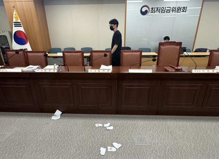 2일 최저임금위원회 7차 전원회의가 열린 정부세종청사 최저임금위원회 전원회의장 모습. 일부 근로자위원들이 찢은 투표용지가 떨어져 있다. [연합]