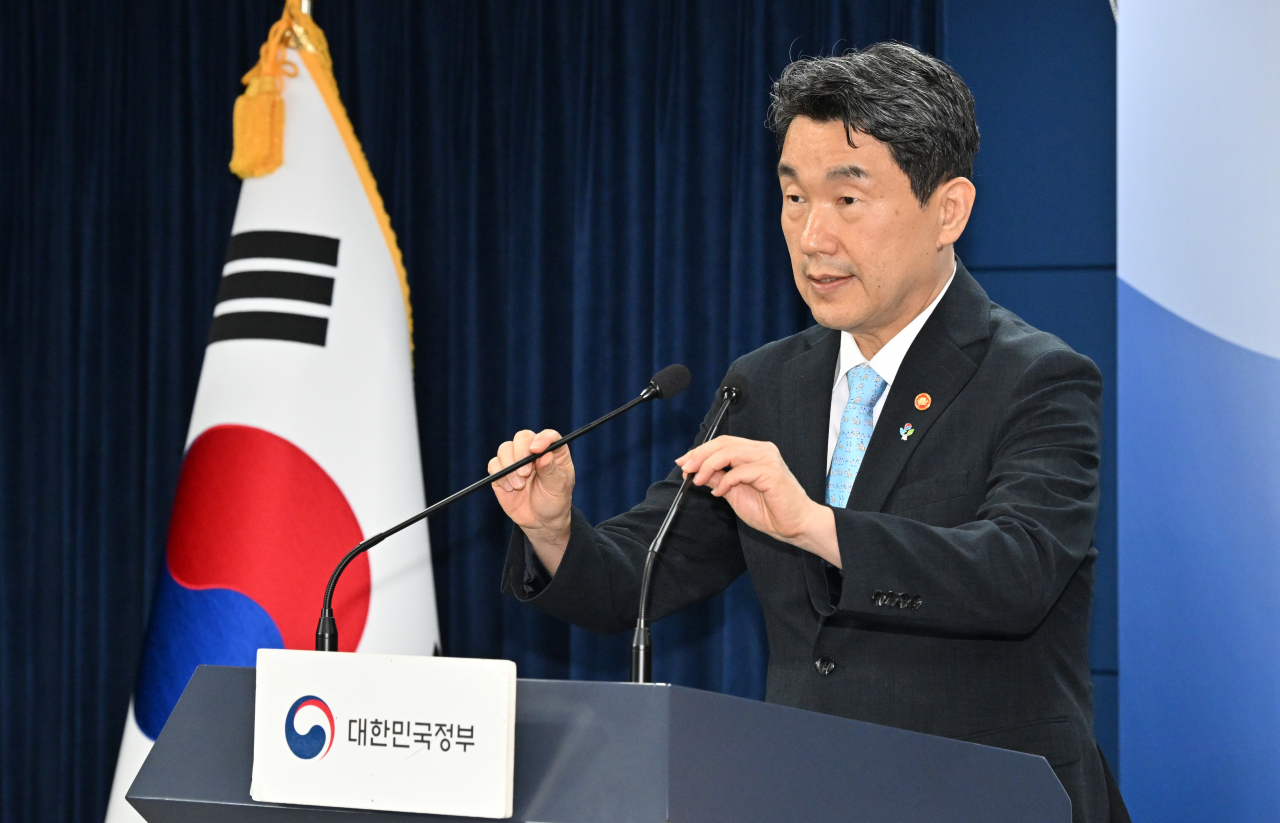 이주호 사회부총리 겸 교육부장관이 지난달 14일 오전 서울 종로구 정부서울청사에서 의대교육 정상화 관련 긴급 브리핑을 하고 있다. 임세준 기자