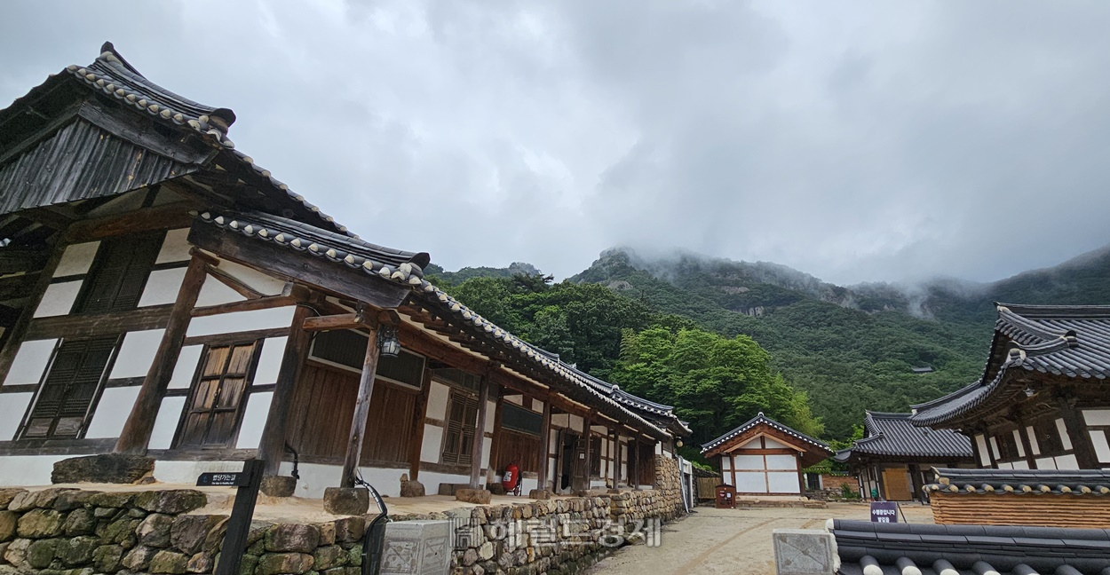 호랑이와 새가 완성했다는 신비의 법당…사시사철 매력적인 내소사 [정용식의 내 마음대로 사찰여행 비경 100선]