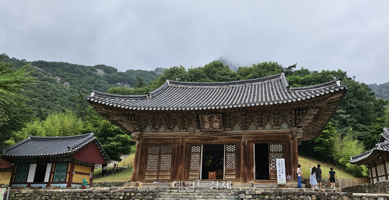 호랑이와 새가 완성했다는 신비의 법당…사시사철 매력적인 내소사 [정용식의 내 마음대로 사찰여행 비경 100선]