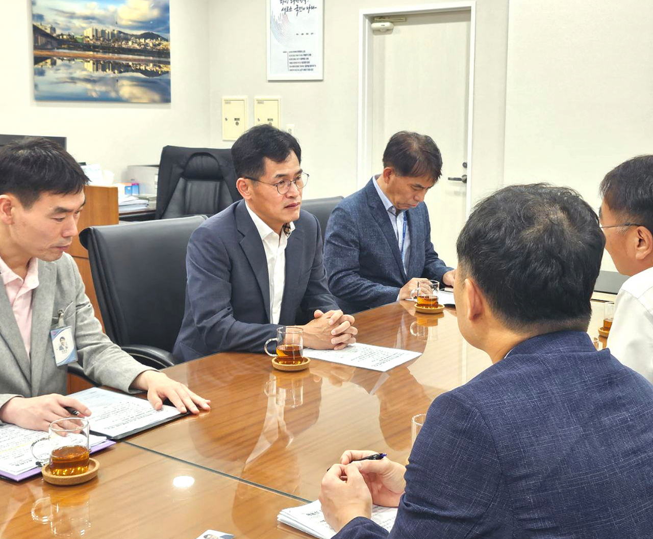지난 3일 서울시청을 방문해 목동선 예비타당성 통과 필요성을 설명하고 있는 이기재 양천구청장 [양천구 제공]