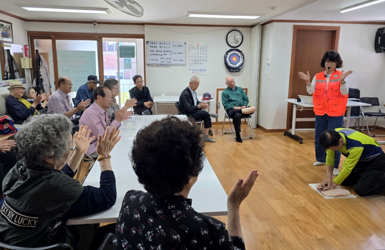 서울 서대문구는 구립경로당 27곳에서 어르신들을 대상으로 심폐소생술과 자동심장충격기(AED) 사용법을 교육했다고 4일 밝혔다.[서대문구 제공]