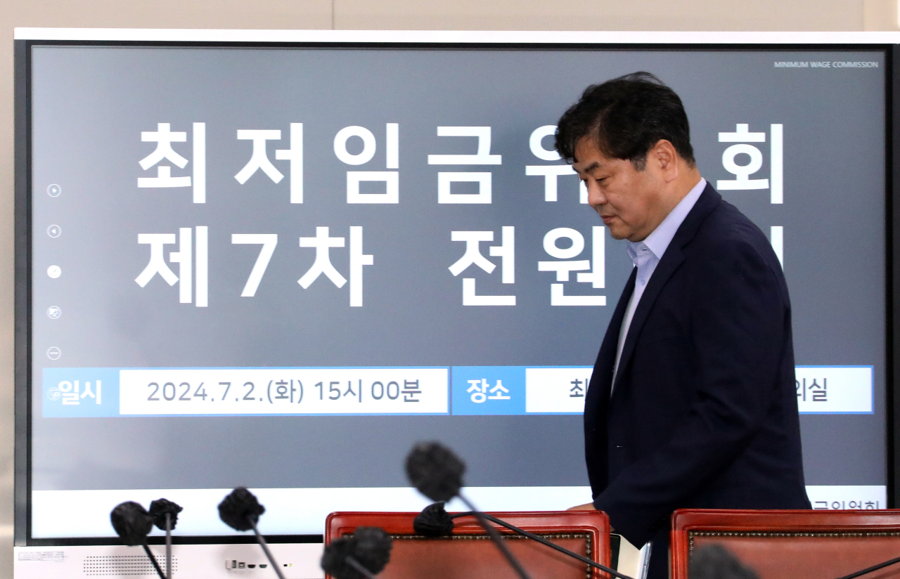 이인재 최저임금위원회 위원장이 2일 오후 정부세종청사 최저임금위원회 회의실에서 열린 제7차 전원회의에 참석하기 위해 입장하고 있다. [연합]