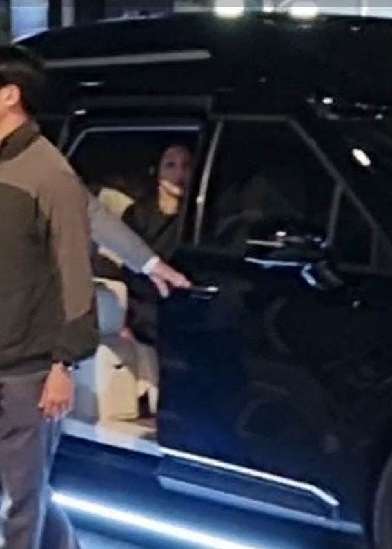 김건희 여사가 지난 3일 밤 서울 시청역 역주행 사고 현장을 찾은 모습. [사진=독자제공]
