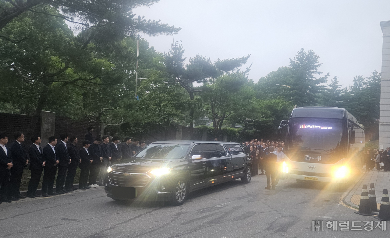시청역 교통사고에 희생된 시중은행 직원 이모(52) 씨의 운구차량이 4일 새벽 서울 종로구 서울대병원 장례식장을 빠져나가고 있다. 박지영 기자.