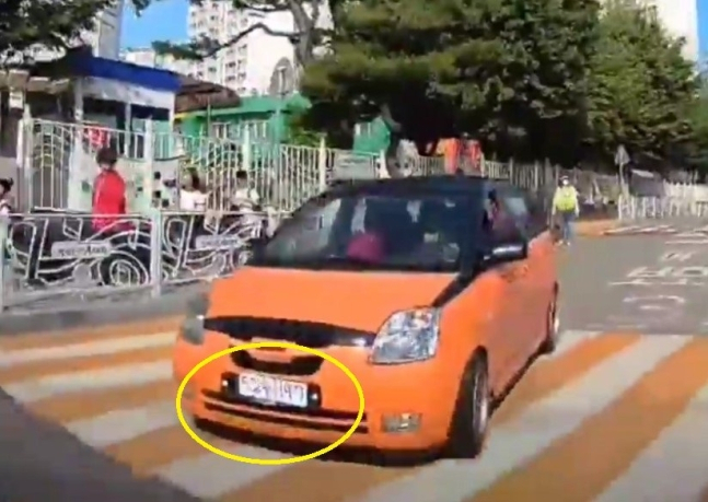 [영상] 직접 쓴 '종이 번호판' 달고 '쾅' …알고보니 무면허·무보험 황당 [여車저車]