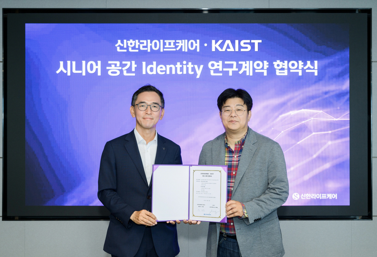 지난달 28일 서울 중구 소재 신한라이프 본사에서 열린 시니어 공간 연구계약 협약식에서 우석문 신한라이프케어 대표(왼쪽)와 정재승 KAIST 교수(오른쪽)가 기념 촬영을 하고 있다.