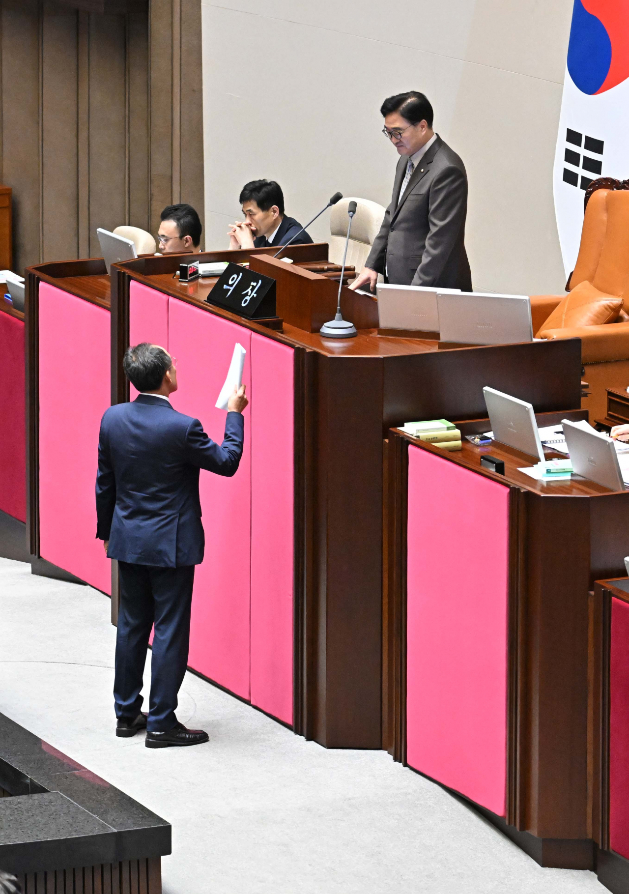 국회 밤샘 극한 대치…“듣기 싫으면 나가”-“위헌? 공부 좀 해”[이런정치]