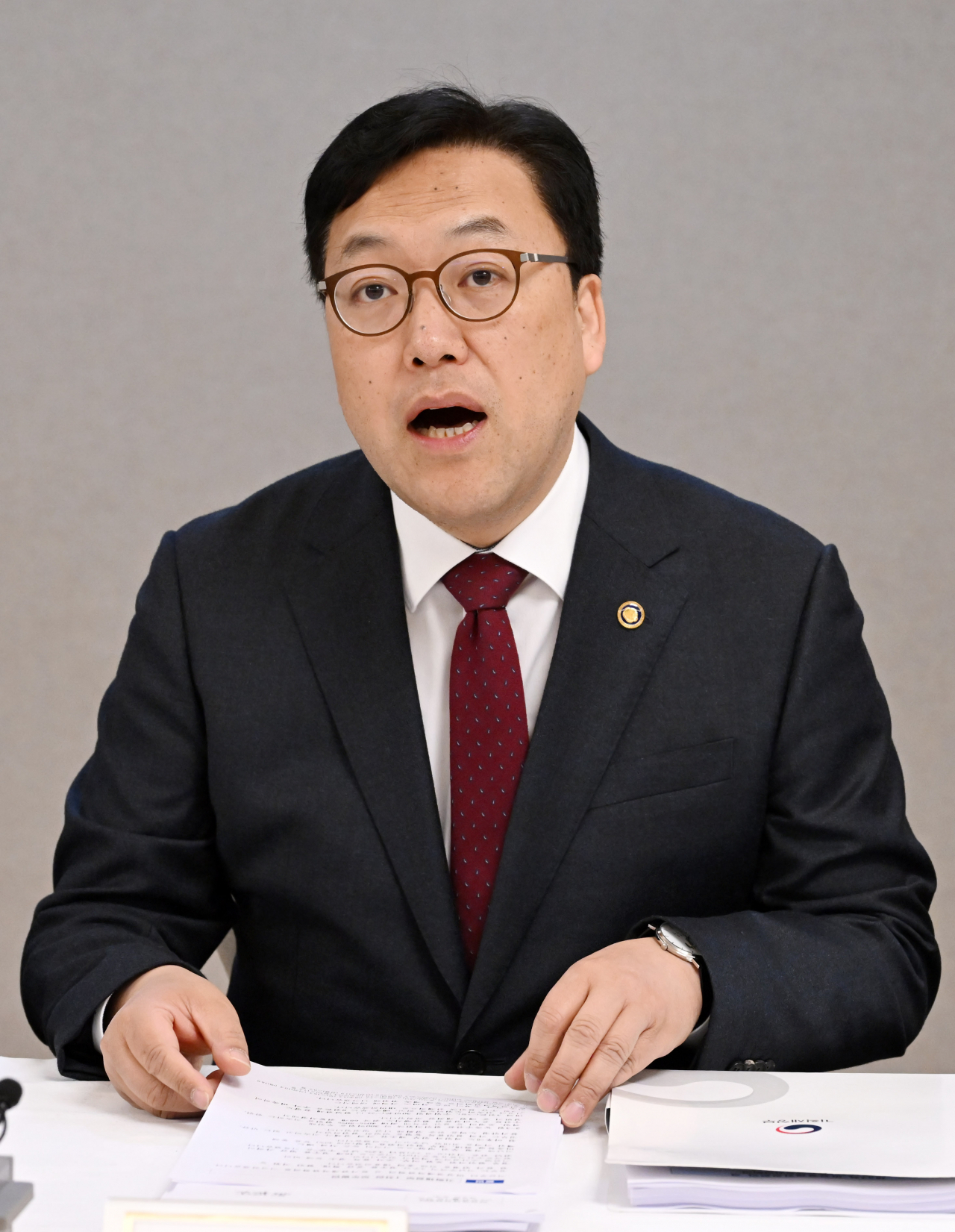 4일 차기 금융위원장에 내정된 김병환 기획재정부 제1차관이 올 2월 서울 종로구 정부서울청사에서 열린 제37차 비상경제차관회의 겸 제10차 물가관계차관회의를 주재하고 있는 모습. 이상섭 기자