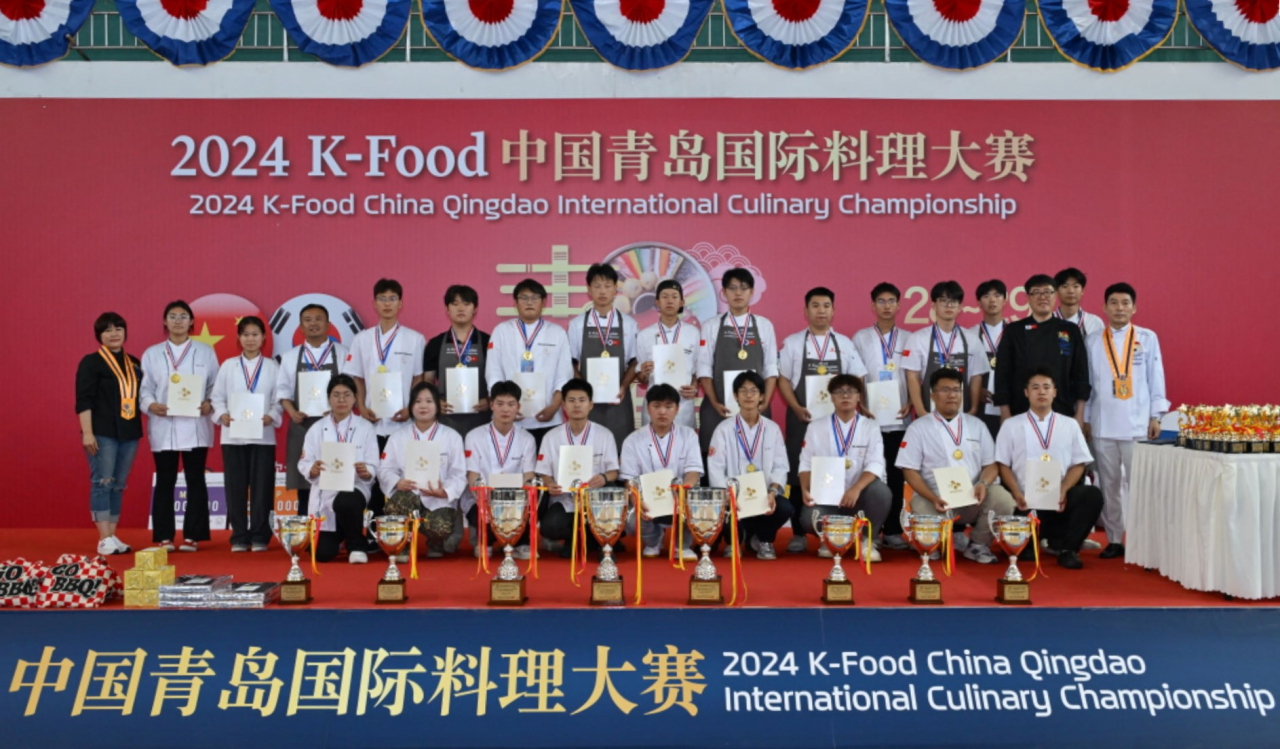 중국 칭다오에서 열린 ‘2024 K-푸드 청도 국제요리대회’의 ‘CJ 챌린지 라이브 경연’ 코너에 참가한 한·중 셰프들이 단체사진을 촬영하고 있다. [CJ제일제당 제공]