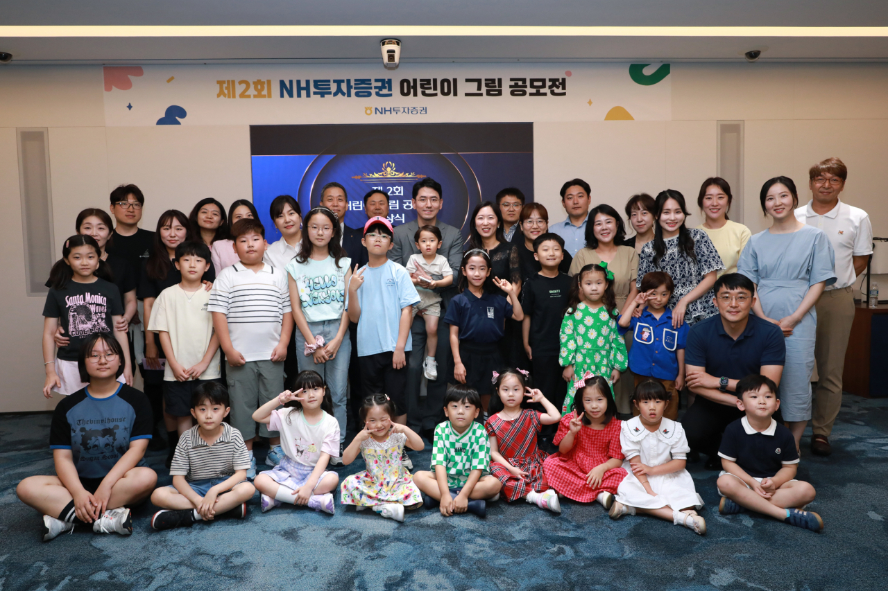 NH투자증권이 제2회 어린이 그림 공모전을 성황리에 종료했다고 밝혔다. 윤병운(맨끝줄 왼쪽에서 다섯번째) NH투자증권 사장이 지난 2일 오후 여의도 NH투자증권 본사(파크원 타워2)에서 열린 어린이 그림 공모전 수상자들과 기념촬영하고 있다. [NH투자증권]