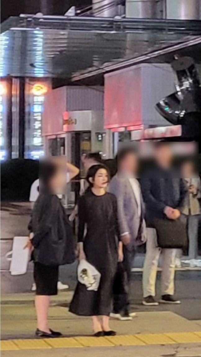 김건희 여사가 3일 밤 늦게 서울 시청역 참사 현장을 찾아 조문했다. 사진은 이를 목격한 시민이 찍어 온라인 커뮤니티에 올린 것.[온라인 커뮤니티]