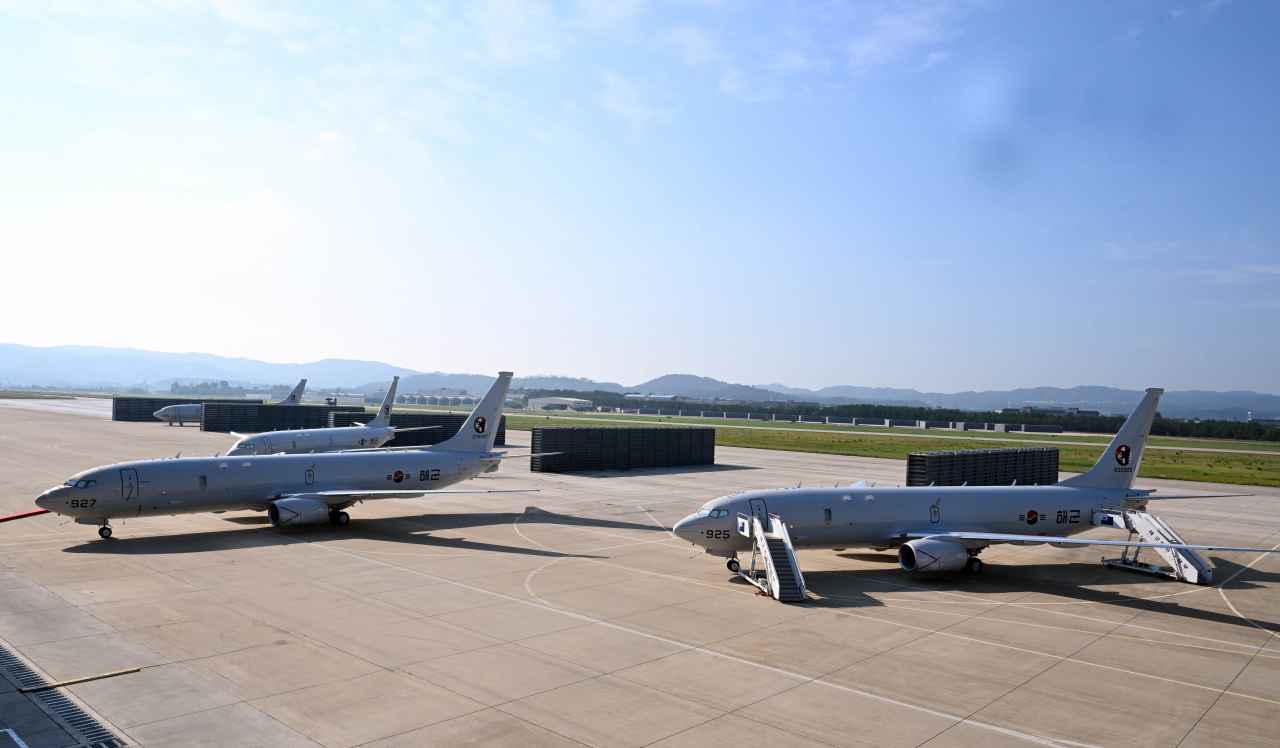 해군은 4일 경북 포항 해군항공사령부에서 최신예 해상초계기 ‘P-8A 포세이돈’ 인수식을 거행했다. 전력화 훈련을 거쳐 2025년 중반 작전에 투입될 예정이며 해상정찰·탐색과 함께 북한 잠수함 격멸 임무를 수행하게 된다. [해군 제공]