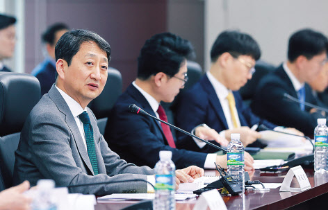 안덕근(왼쪽) 산업통상자원부 장관