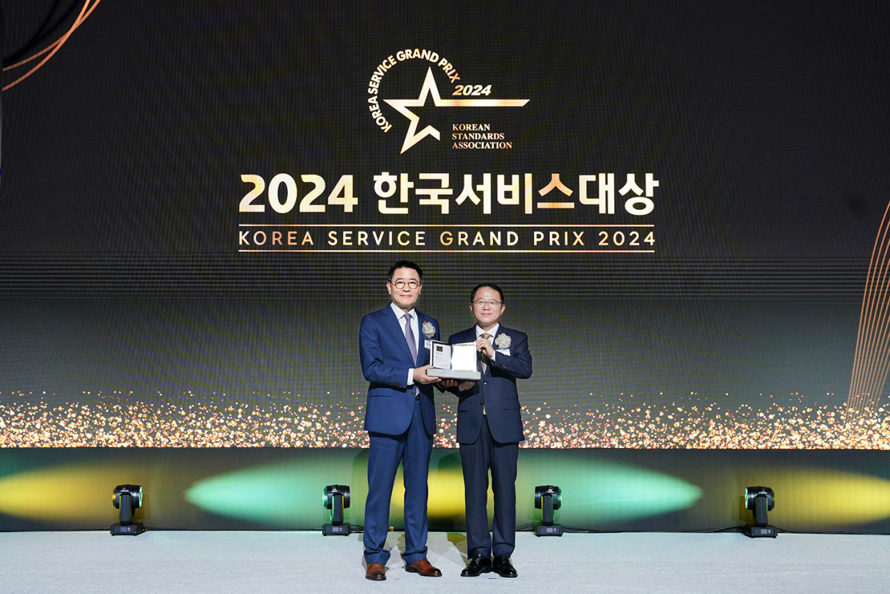 이부용 롯데건설 주택사업본부장(왼쪽)이 ‘2024 한국서비스대상 시상식’에서 수상 후 기념 촬영을 하고 있다. [롯데건설 제공]