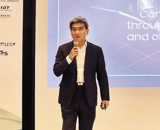 송재혁 삼성전자 디바이스솔루션(DS)부문 최고기술책임자(CTO) 사장이 3일 경기도 일산 킨텍스에서 열린 ‘나노코리아 2024’에서 기조연설을 하고 있다. 김현일 기자