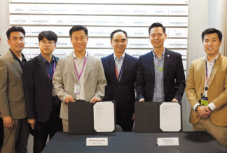 현대제철의 문태수(왼쪽부터) 머신비전연구팀장, 한학수 공정제어기술실장, 김형진 공정연구센터장과 ARTC의 데이비드 로우 CEO, 조나단 로우 어시스턴트 치프 익세규티브, 제레미 호 윙 케옹 비즈니스 리더가 기념촬영을 하고 있다. [현대제철 제공]