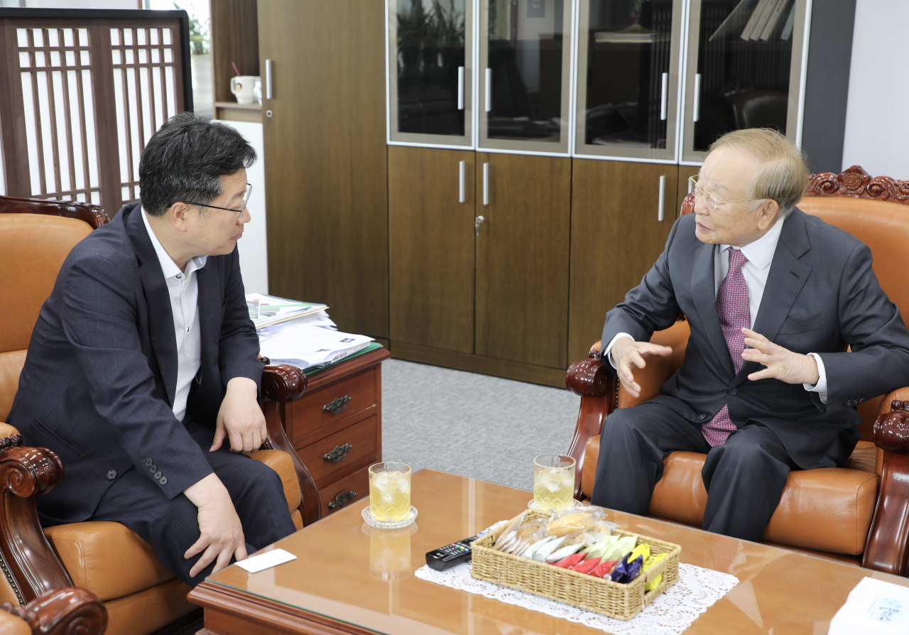4일 국회 환경노동위원회 위원장실에서 손경식(오른쪽) 한국경영자총협회 회장과 안호영 위원장이 대화를 나누고 있다. [한국경영자총협회 제공]