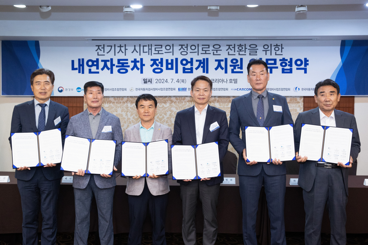 환경부는 4일 서울 중구 코리아나호텔에서 국내 약 3만3000개 회원을 보유하고 있는 4개 내연기관 정비조합 대표 및 한국 자동차환경협회와 함께 ‘전기차 시대로의 정의로운 전환을 위한 내연차 정비업계 지원 업무협약’을 체결했다. 사진 왼쪽부터 정종선 한국자동차환경협회 회장, 배덕환 전국자동차전문정비사업조합연합회 회장, 강순근 한국자동차전문정비사업조합연합회 회장, 이병화 환경부 차관, 곽영철 전국자동차검사정비사업조합연합회 회장, 양승용 한국자동차검사정비사업조합연합회 회장[환경부 제공]