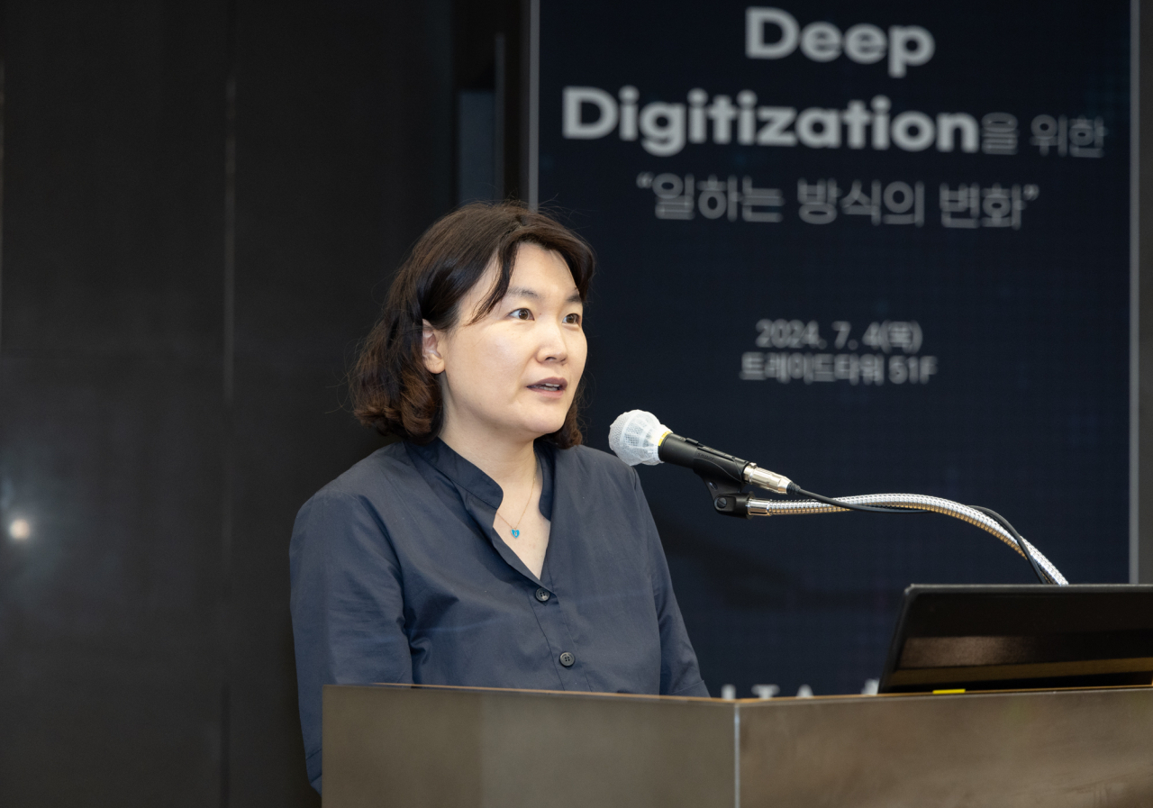 조유진 한국무역협회 취업연수실장이 한국무역협회가 4일 삼성동 트레이드타워에서 AI·데이터 전문교육기관 에이블런과 공동으로 개최한 ‘디지털 전환을 위한 일하는 방식의 변화 세미나’에서 인사말을 하는 모습. [한국무역협회 제공]