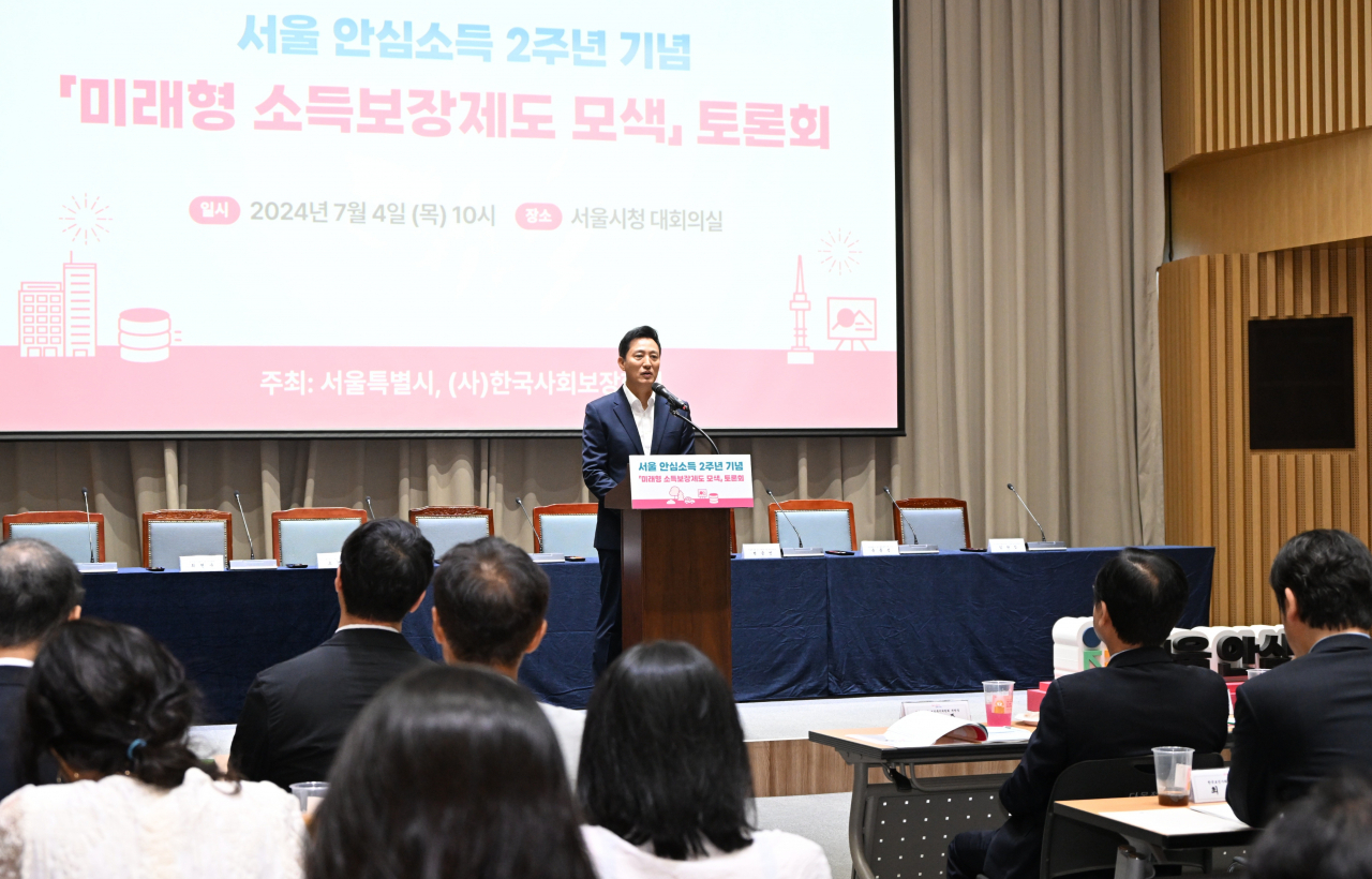 Seoul Mayor Oh Se-hoon delivers a speech at the "Seoul Safety Income 2nd Anniversary Discussion Forum" held at City Hall on Thursday. (Seoul Metropolitan Government)