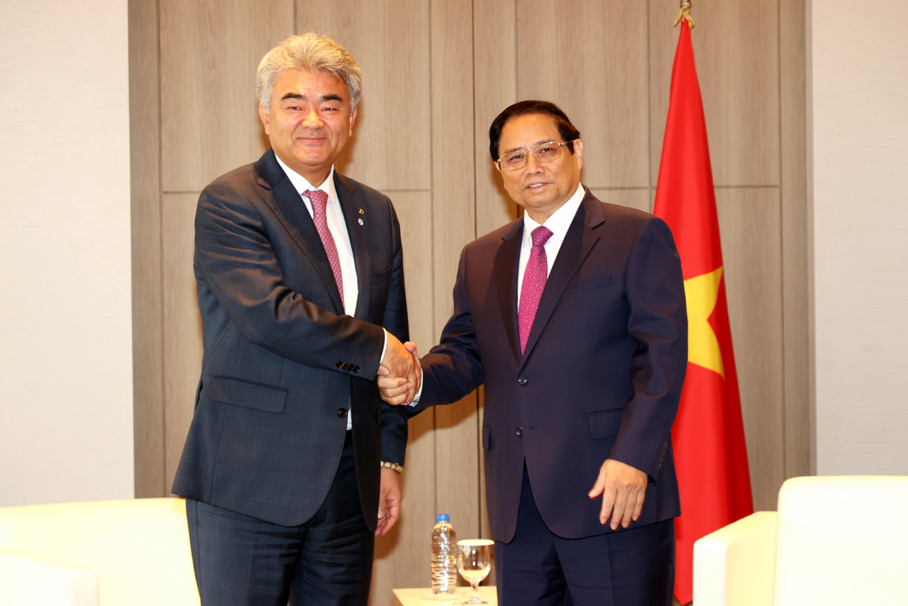 Daewoo Engineering & Construction Chairman Jung Won-ju (left) and Vietnamese Prime Minister Pham Minh Chinh shake hands during a meeting at Lotte Hotel in Seoul on Wednesday. (Daewoo E&C)