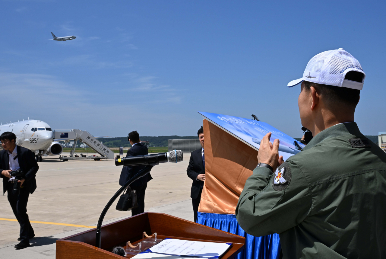 신원식 국방부 장관은 4일 경북 포항 해군항공사령부에서 열린 P-8A 포세이돈 인수식에서 “P-8 포세이돈은 적 잠수함을 어항 속의 물고기로 만들 것”이라고 밝혔다. P-8A 923호기가 신 장관으로부터 국내 첫 비행지시를 받고 이륙하고 있다. [해군 제공]