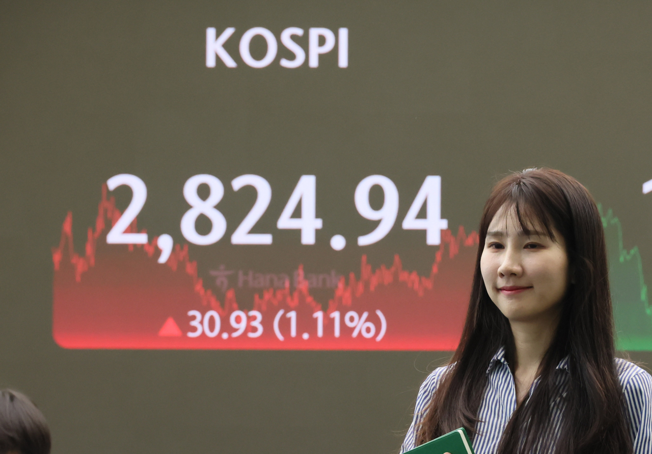 4일 코스피는 전거래일보다 30.93포인트(1.11%) 오른 2824.94에 장을 마쳤다. 이는 지난 2022년 1월 21일(2834.29) 이후 2년 5개월여 만에 최고치이다. 코스닥은 4.71포인트(0.56%) 오른 840.81에 마감했다. 사진은 이날 서울 중구 하나은행 본점 딜링룸. 연합뉴스