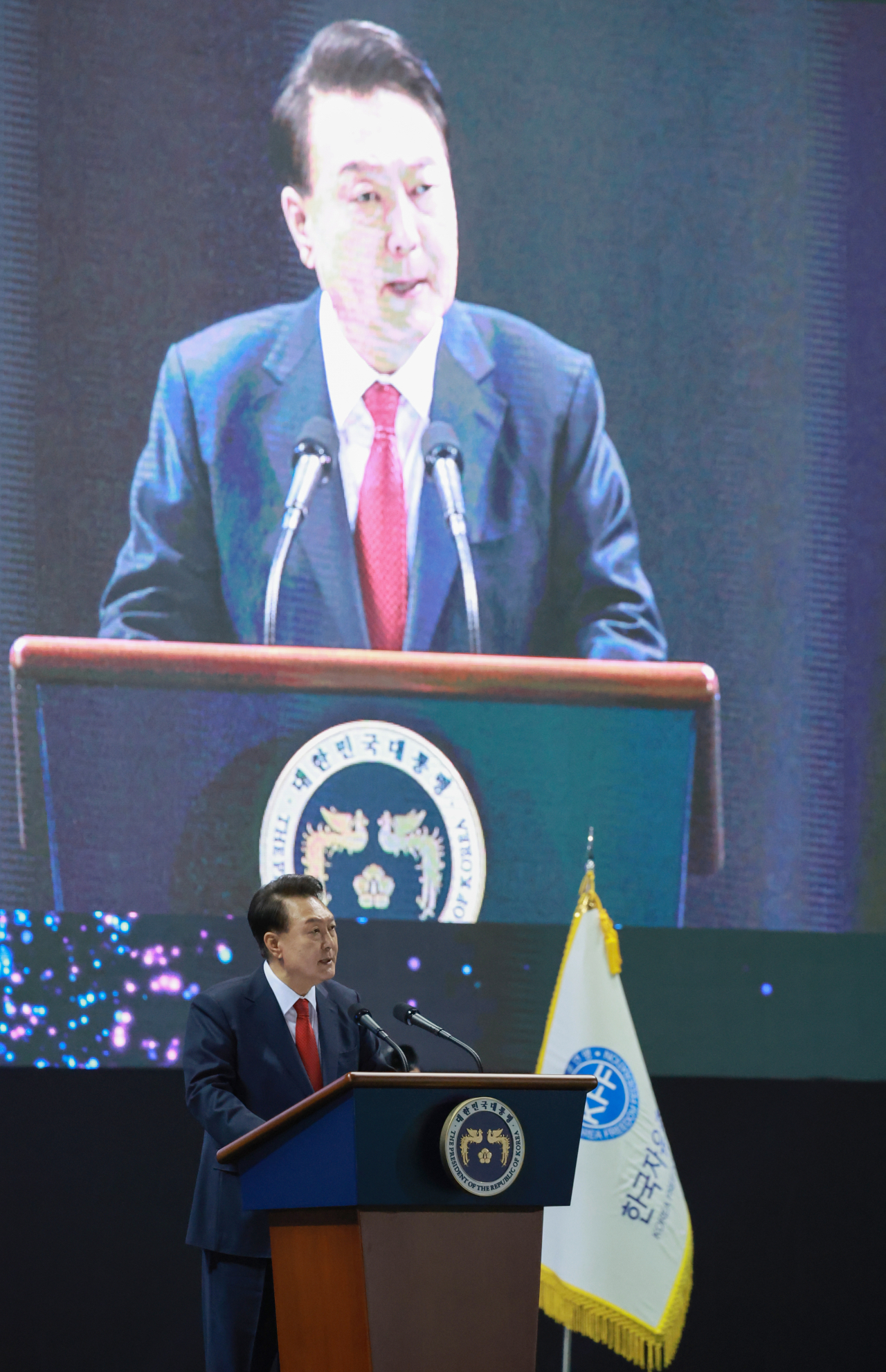 윤석열 대통령이 4일 인천 남동체육관에서 열린 한국자유총연맹 창립 제70주년 기념식에 참석해 축사를 하고 있다. [연합]