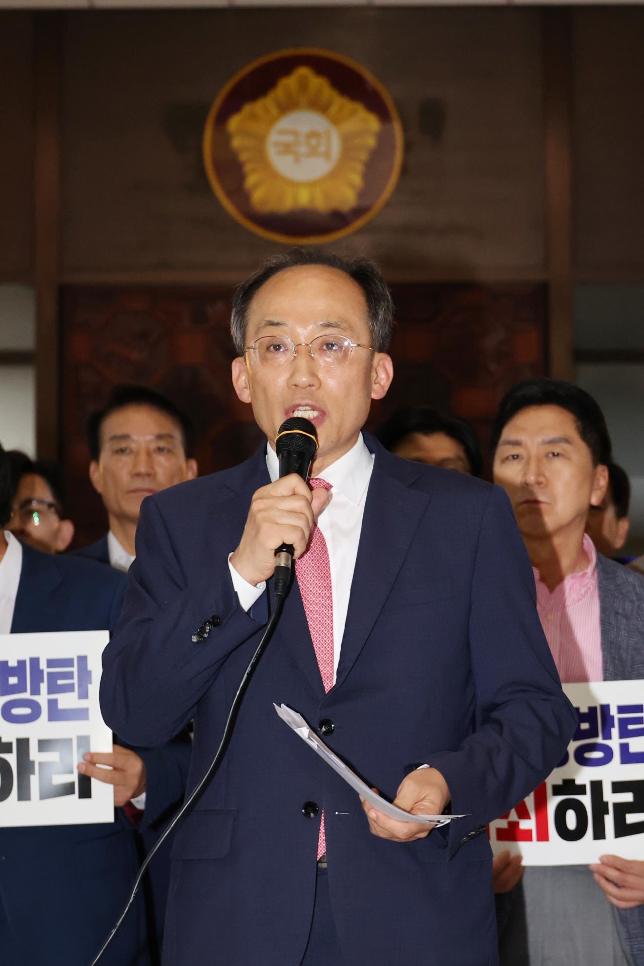 국민의힘 추경호 원내대표가 4일 오후 국회 로텐더홀에서 '채상병특검법'에 대한 무제한토론(필리버스터)이 중단된 것과 관련해 우원식 국회의장과 더불어민주당을 규탄하고 있다. 추 원내대표는 내일 예정된 22대 국회 개원식에 불참할 것이며 윤석열 대통령의 불참도 요청할 것이라고 밝혔다. [연합]