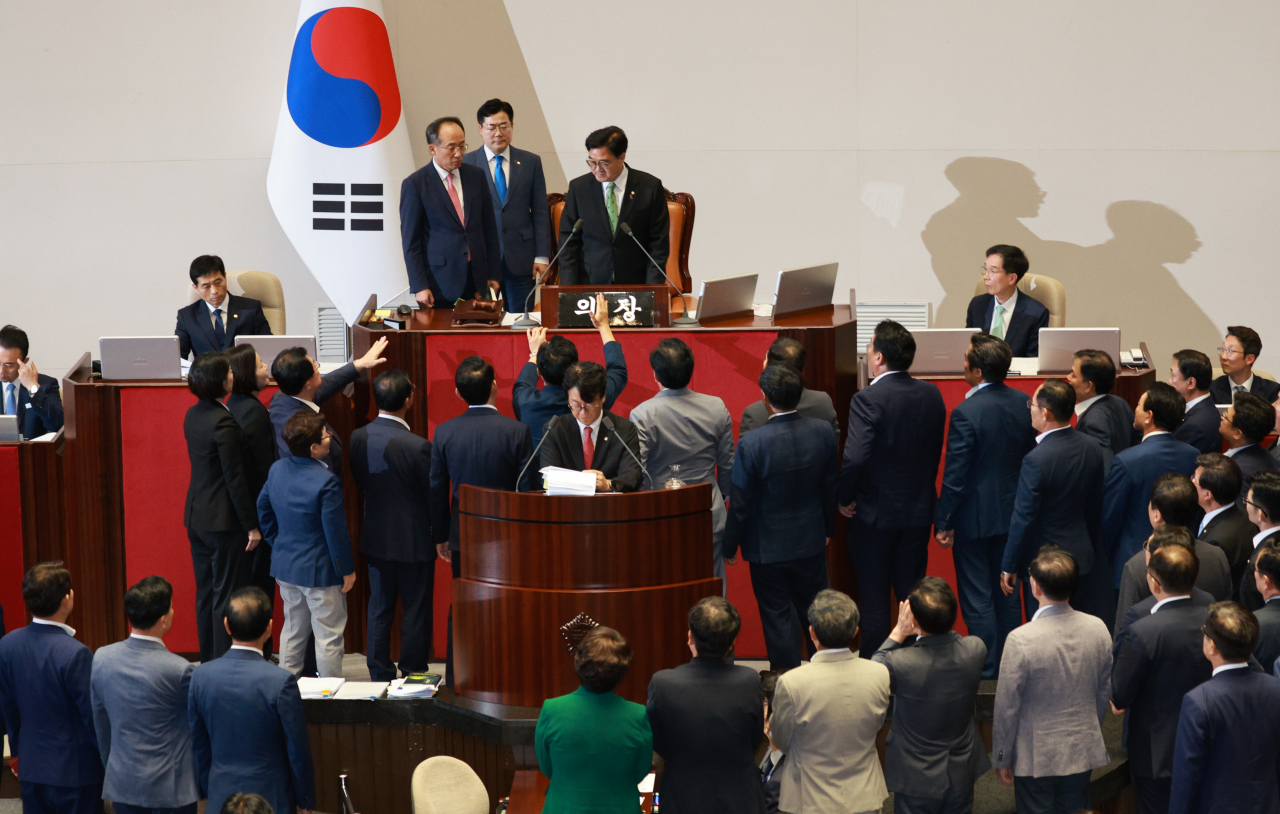 4일 오후 서울 여의도 국회에서 열린 본회의에서 국민의힘 의원들이 무제한토론(필리버스터) 24시간 경과 후 중단을 요구한 우원식 국회의장에게 항의하고 있다. [연합]