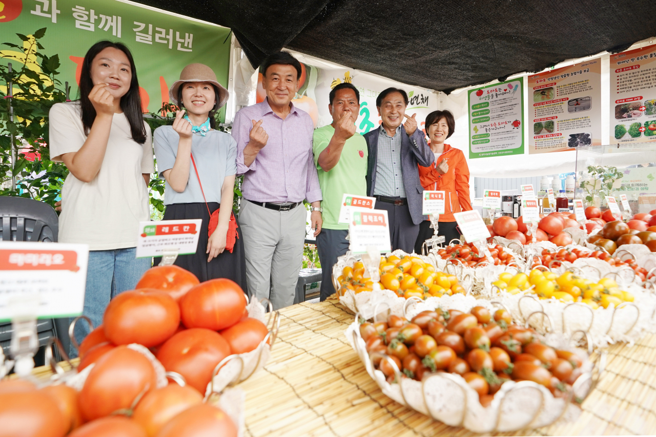 방세환(가운데) 광주시장이 지난달 사흘동안 개최한 제22회 퇴촌 토마토 축제 현장에서 관계자들과 함께 토마토를 배경으로 하트를 날리고 있다. 방 시장은 7월 열리는 2024 제20회 WASBE 세계관악컨퍼런스 유치를 계기로 광주의 르네상스 실현을 꿈꾸고 있다.