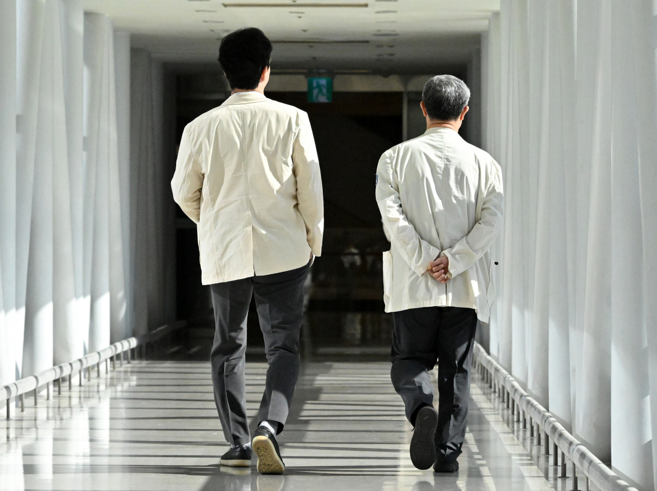 지난달 26일 오전 서울 서초구 가톨릭대학교 서울성모병원에서 의사들이 본관으로 이동하고 있다. 임세준 기자