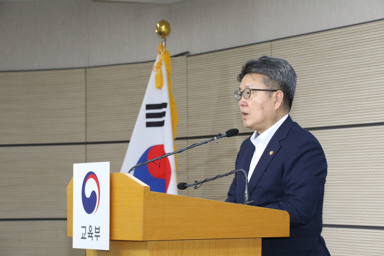 오석환 교육부 차관이 지난 4일 오후 정부세종청사에서 의대 정원 증원에 따른 대학의 교육여건 개선 지원 계획에 관해 설명하고 있다. [연합]