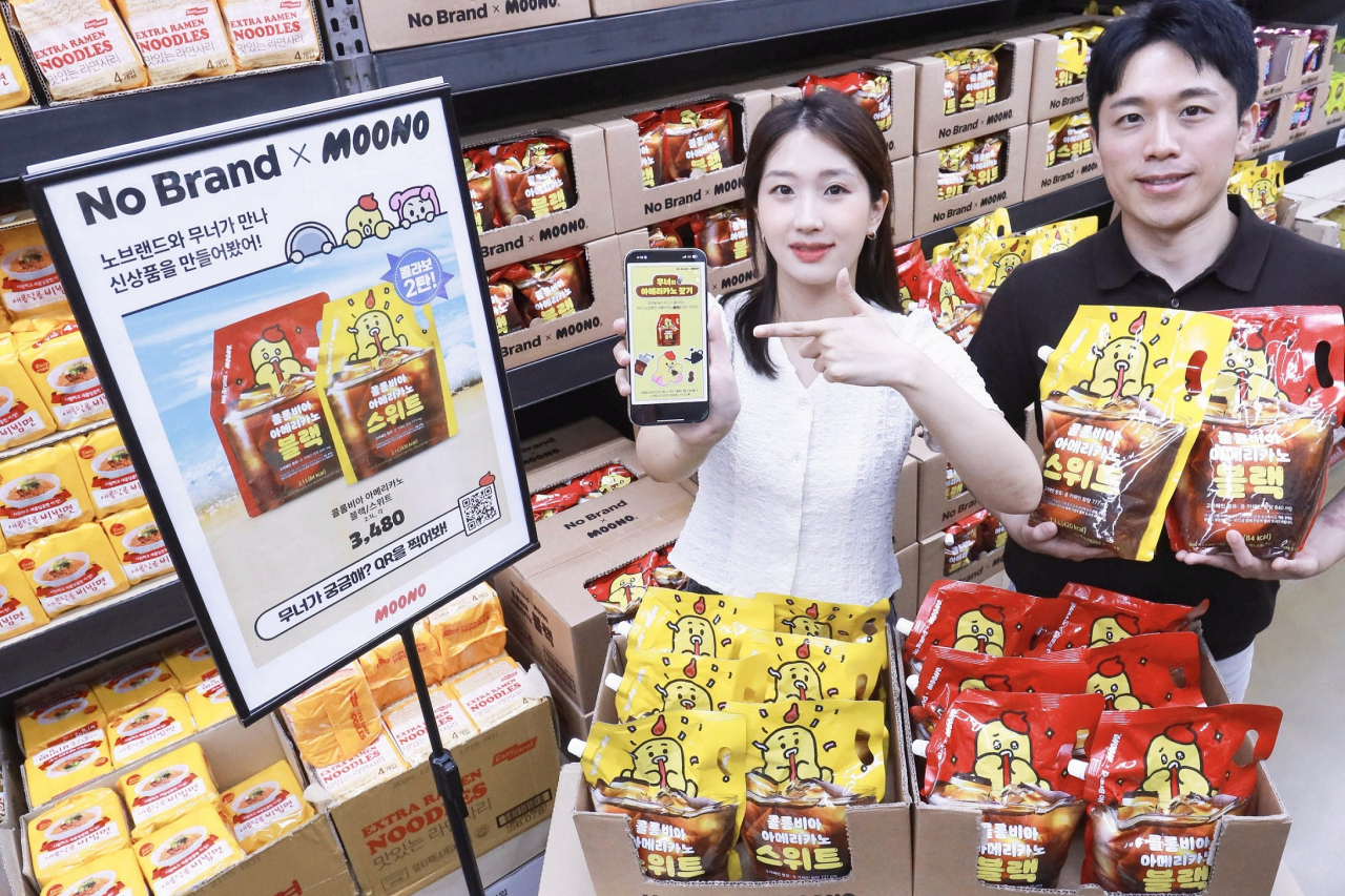 LG유플러스 직원과 노브랜드 직원이 ‘무너크루x노브랜드’ 협업 커피 2종을 소개하고 있다. [LG유플러스 제공]