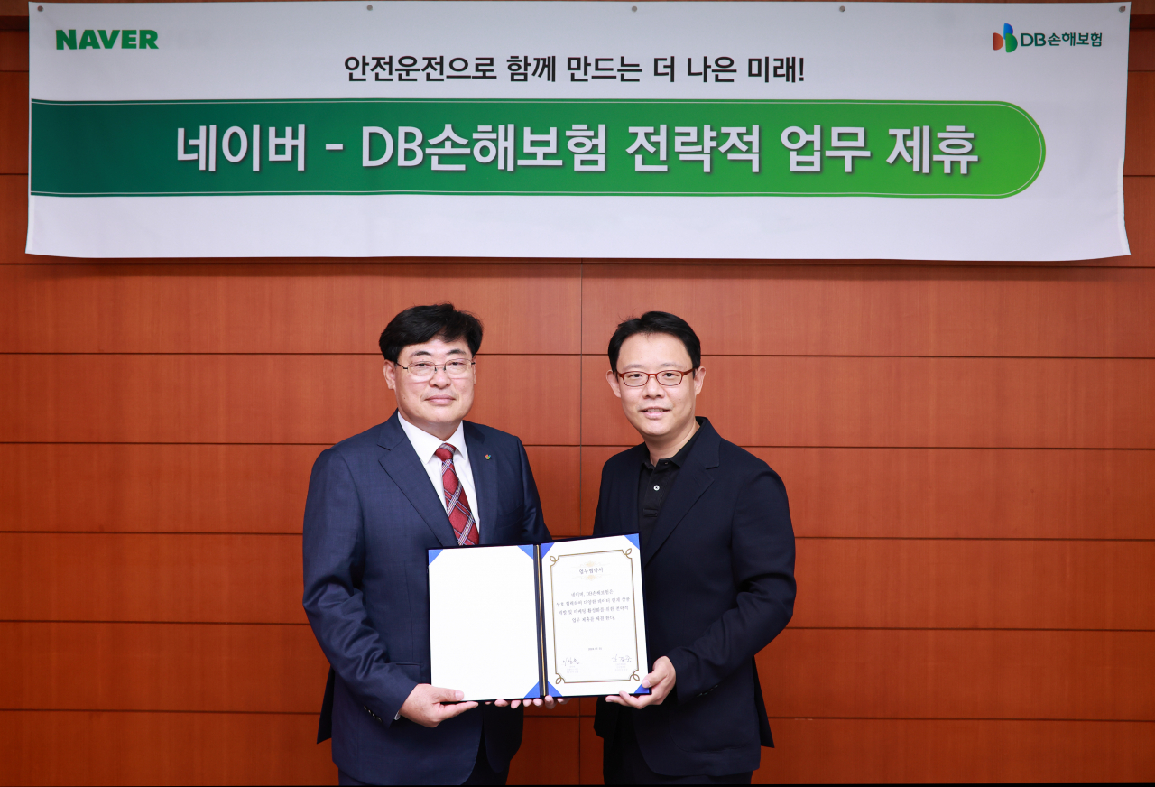 지난 1일 서울 강남구 DB금융센터에서 DB손해보험 강경준 부문장(왼쪽)과 네이버 플레이스 사업 이상철 부문장이 업무 협약식을 갖고 기념촬영을 하고있다.