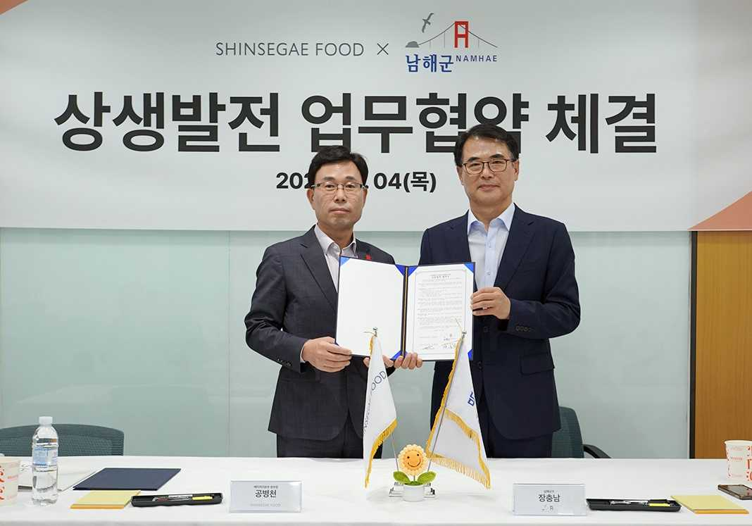 4일 서울 성동구에 위치한 신세계푸드 R&D 센터에서 공병천 신세계푸드 베이커리 본부장(왼쪽부터)과 장충남 남해군청 군수가 남해 마늘 활용 베이커리 제품 개발 및 남해 지역 특산물 활성화를 위한 양해각서(MOU)를 체결했다. [신세계푸드 제공]