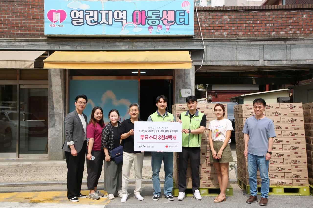 팔도 ‘나눔봉사단(이하 봉사단)’은 지난 4일 서울 중랑구 지역아동센터 23개소에 자사 음료 8400개를 전달했다. [팔도 제공]